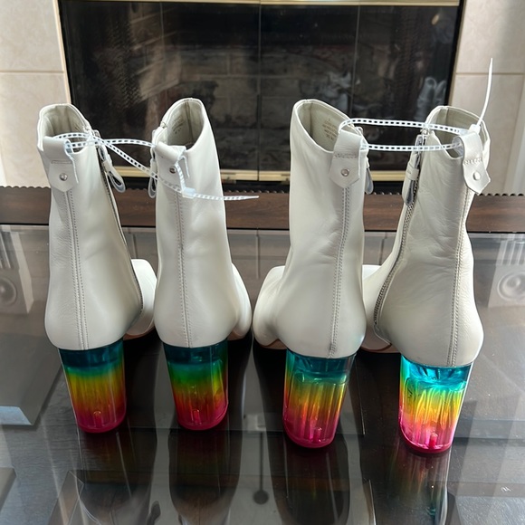 KURT GEIGER LONDON
RAINBOW STRUT WHITE LEATHER BOOTS - Picture 4 of 15